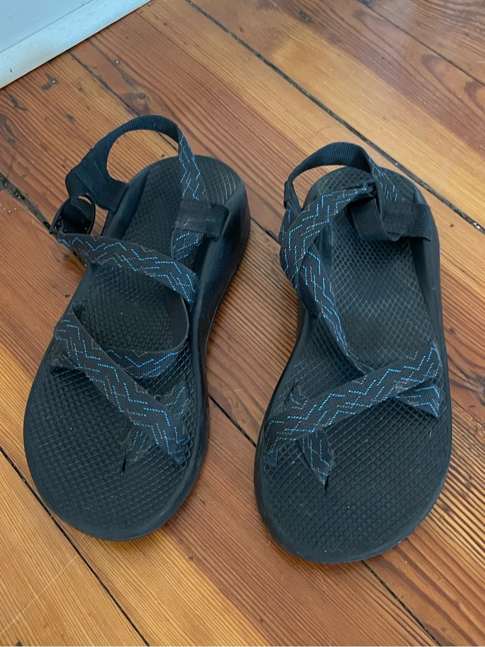Chaco Men’s Z2 Classic Toe Loop Sandal, size 10, black/blue design